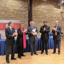 Garzón recibe el premio '13 Rosas'