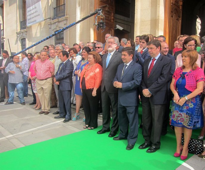 Ávila, en el centro, en  los actos por el Bicentenario de la Diputación de Jaén.
