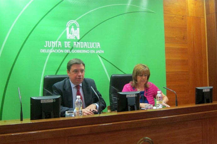 Luis Planas, junto a Purificación Gálvez, en la rueda de prensa sobre la PAC.