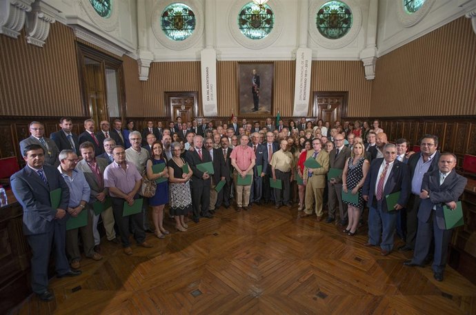 Foto de famiila con los representantes en la Diputación en etapa democrática.