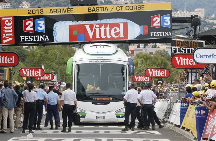 El autobús del Orica Greenedge queda atrapado en la línea de meta