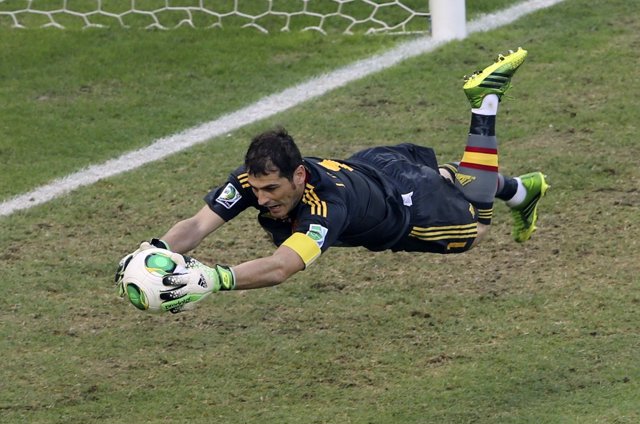 Iker Casillas detiene un balón ante Italia en la Confederaciones