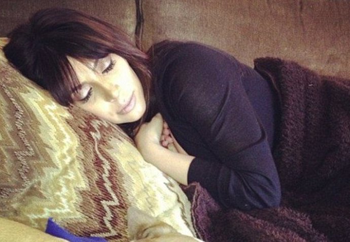 Kim se toma una siesta en la primera foto después del embarazo