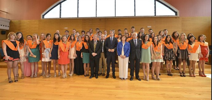 Con los graduados y licenciados