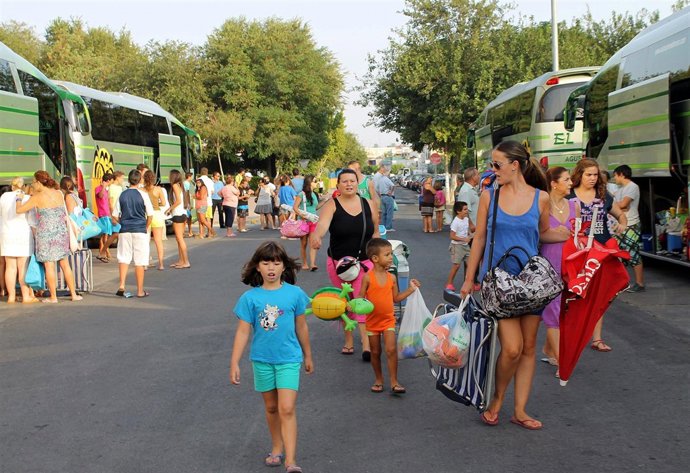 Vecinos de Tomares de camino a la playa
