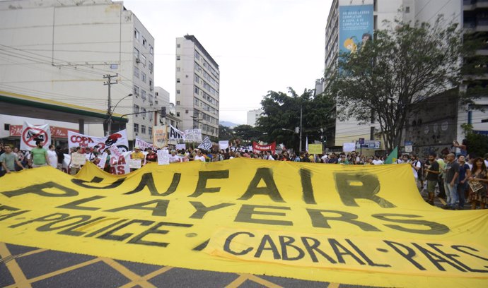 Miles de manifestantes llegan a las inmediaciones de Maracaná
