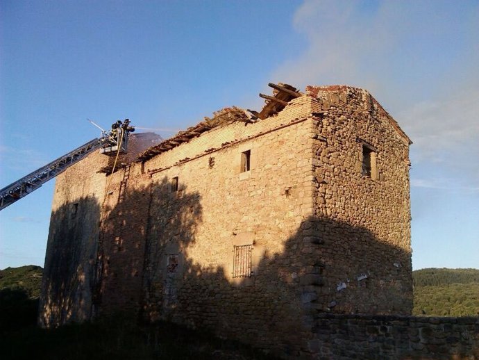 Un incendio causa importantes daños en el deshabitado palacio de Igúzquiza