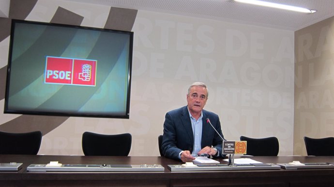 Javier Sada (PSOE) en rueda de prensa en las Cortes de Aragón