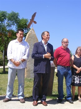  Antonio Cosculluela (En El Centro) Inaugura El Memorial.