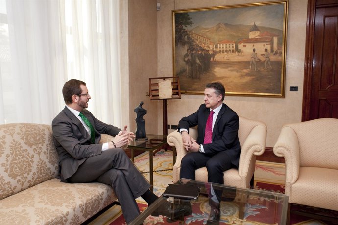 El lehendakari iñigo urkullu y el alcalde de vitoria javier maroto