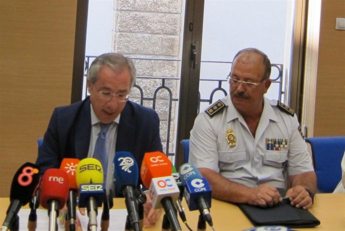 El subdelegado del Gobierno, Javier de Torre, y el comisario Juan Carretero