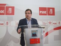 Vara dice que le parece "bien" que "cualquier compañero" que "quiera presentarse" a las primarias del PSOE-A "lo haga"