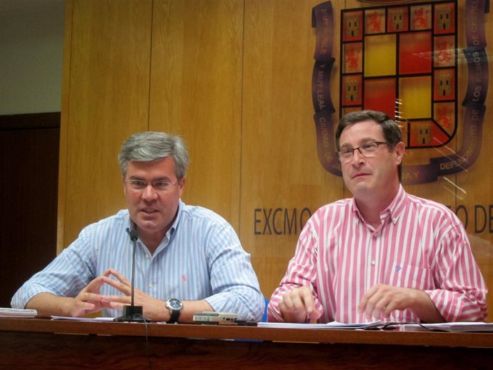 José Enrique Fernández de Moya, junto a Miguel Contreras, en la rueda de prensa.