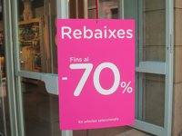 Las grandes superficies aseguran "buena afluencia" de compradores en el primer día de rebajas