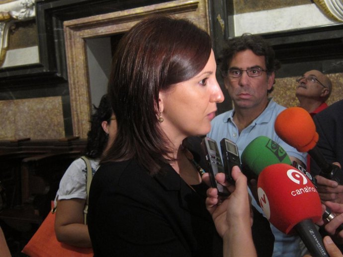 María José Català atiende a los medios de comunicación