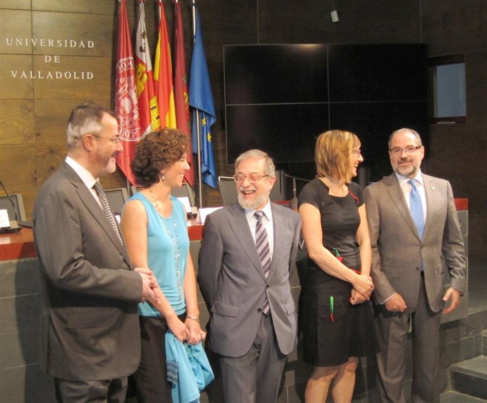 Los firmantes de los convenios conversan antes de la rúbrica