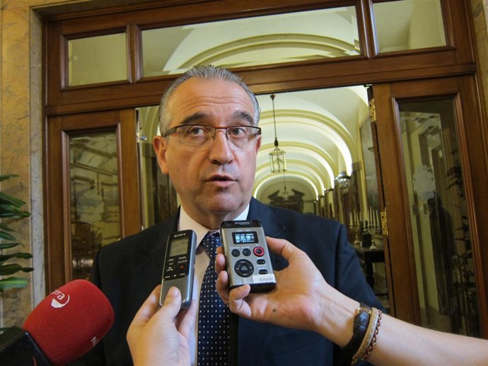 El alcalde de Pamplona, Enrique Maya, atendiendo a los periodistas
