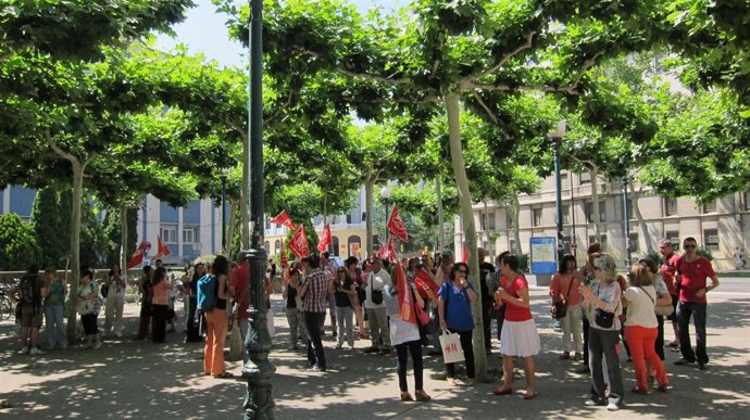 Concentración de trabajadores de limpieza del Salud ante el Edificio Pignatelli