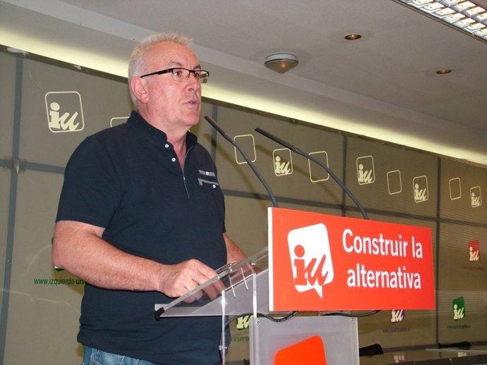 El coordinador federal de IU, Cayo Lara, en la sede de Madrid.