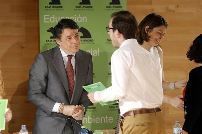 González con uno de los becados de la Fundación Caja Madrid