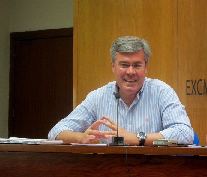 El alcalde de Jaén, José Enrique Fernández de Moya (PP), en rueda de prensa.