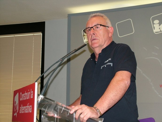 El coordinador federal de IU, Cayo Lara, en la sede de Madrid.