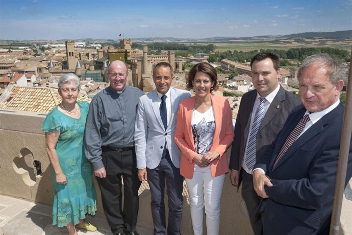 Barcina visita las obras de restauración de San Pedro de Olite.