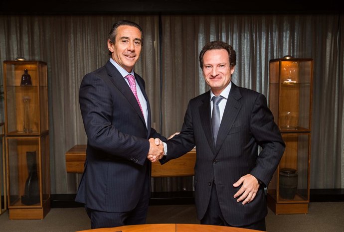 Juan Antonio Alcaraz, dtor gral de CaixaBank, y Walter de Luna, dtor de la Sareb