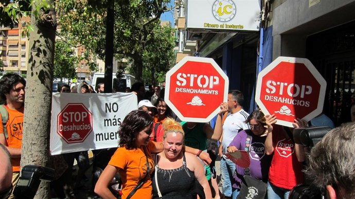 Raquel junto a diversos miembros de la PAH