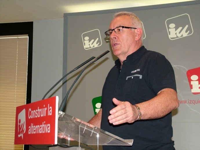 El coordinador federal de IU, Cayo Lara, en la sede de Madrid.