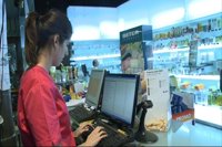 Los consumidores piden información a los farmacéuticos en el primer día de la aplicación del copago en Euskadi