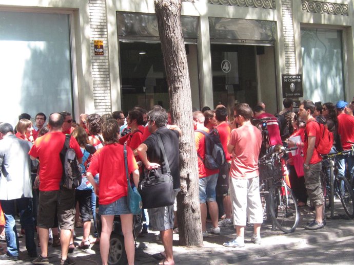 Afectados por ayudas a la vivienda en la puerta de la Sindicatura de Comptes