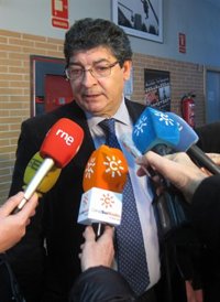 Valderas dice que "no ve" un adelanto electoral y afirma que un Gobierno "tiene que seguir al frente mientras sea útil"