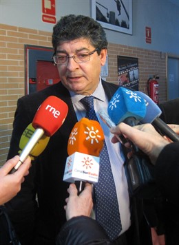 Diego Valderas, ante los medios