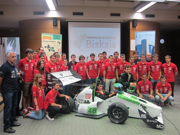 El equipo FS Bizkaia con el tutor del proyecto Charles Pinto (izq.)