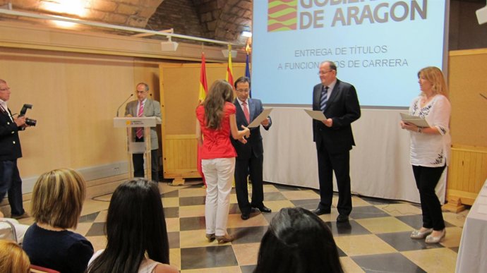 El consejero Saz entrega 182 títulos de nuevos funcionarios de la Comunidad