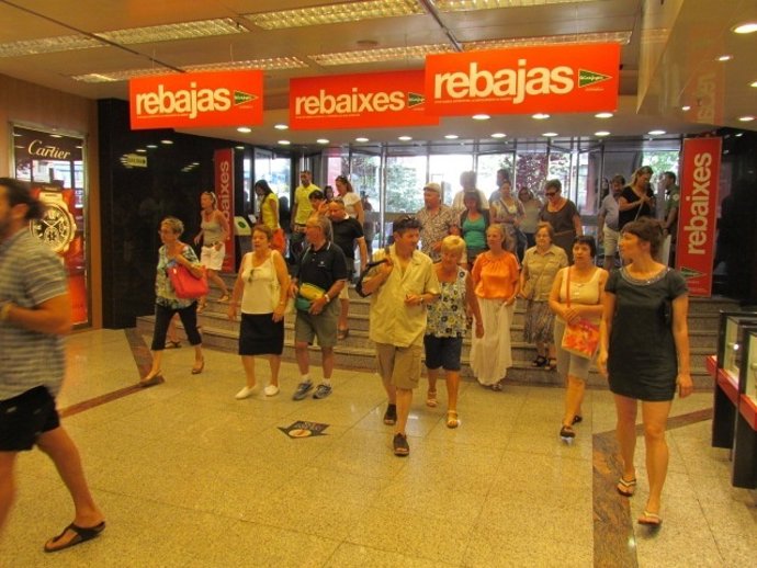 Inicio de las rebajas de verano en Baleares