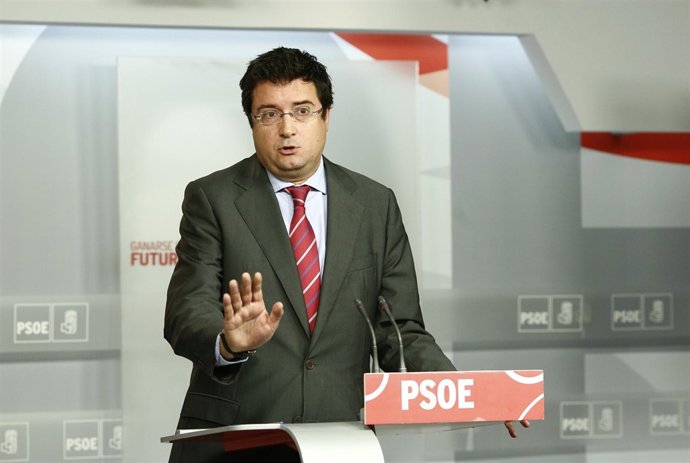 Oscar López en la sede del PSOE en Ferraz