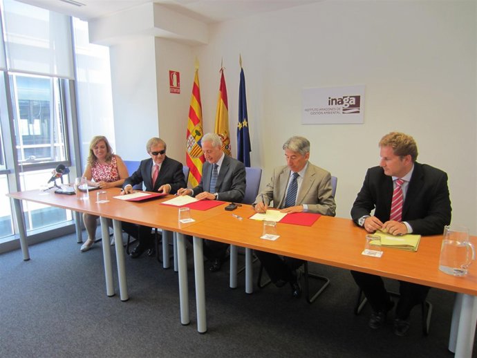 Firma del convenio en la sede INAGA.
