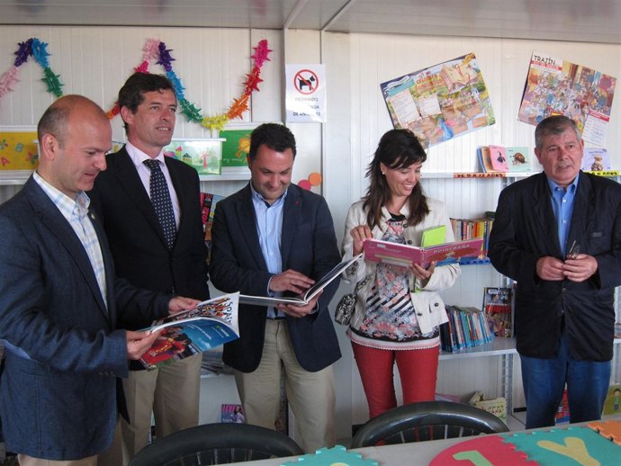 Barbillo (izquierda) durante la presentación del servicio Biblioplayas.