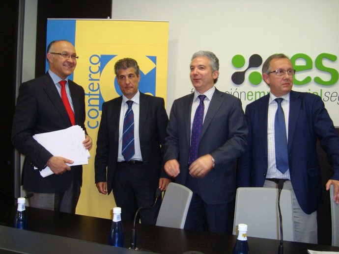 Muñoz (2i) antes de la rueda de prensa