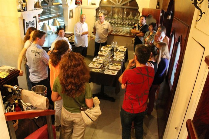 Participantes en un taller de gastronomía renacentista que se celebra en Úbeda.