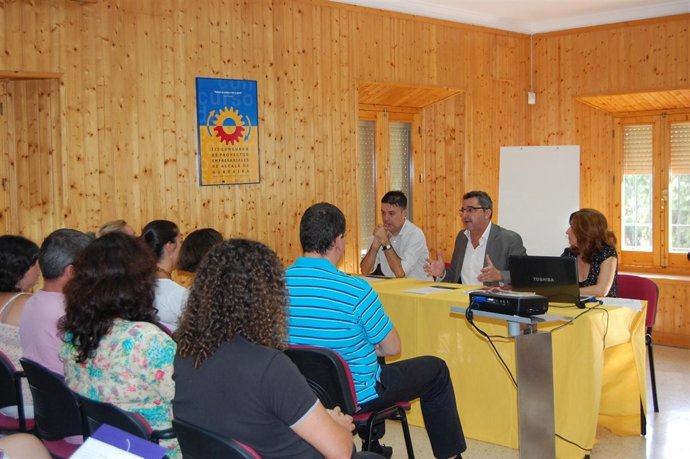 El alcalde de Alcalá de Guadaíra, Antonio Gutiérrez, inauguró el taller. 