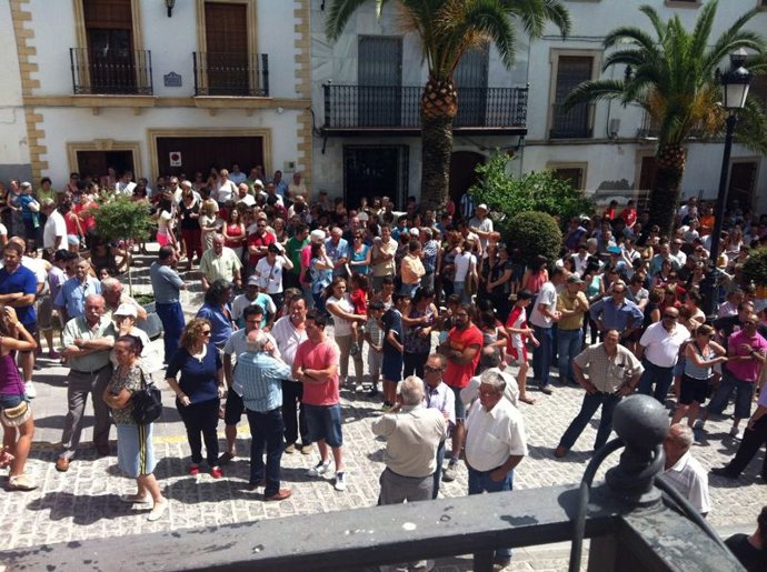 Vecinos y comerciantes de Montefrío protestan contra los robos