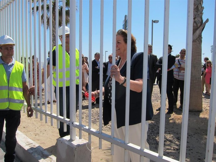 Barberá abriendo la valla que se va a retirar entre la Maria y las Arenas