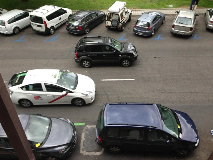 Coches circulando por el centro de Madrid