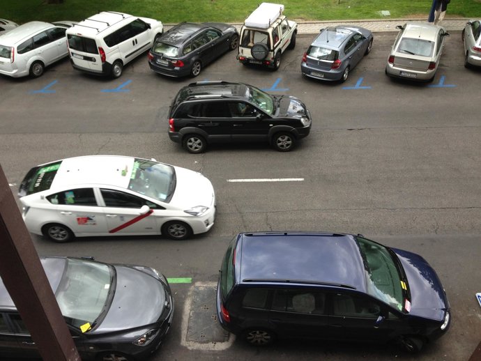 Coches circulando por el centro de Madrid