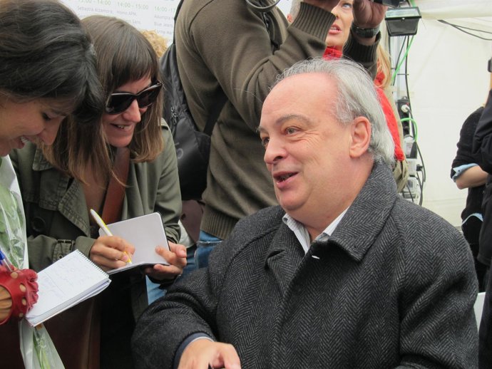 Enrique Vila-Matas Firma Libros Por Sant Jordi