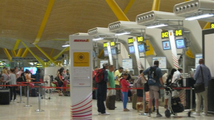 Pasajeros en Barajas T4