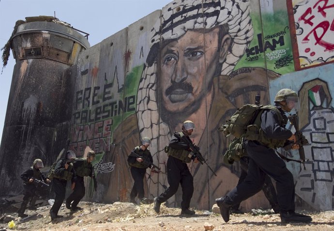 Policías israelíes corren a reprimir una manifestación palestina
